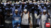 Massa sempat berhenti sejenak untuk mendengarkan azan di depan Gedung Pertamina, Jalan Medan Merdeka Timur. Sebagian massa aksi menggelar salat di tengah aksi. (CNN Indonesia/Adhi Wicaksono)