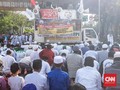 Massa Aksi 67 Asar Berjamaah di Jalan Medan Merdeka Timur
