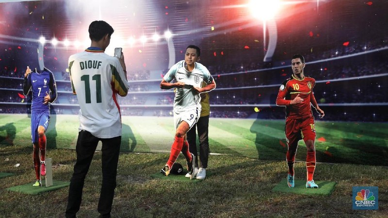 Para pecinta sepak bola dapat merasakan sensasi nonton bareng Piala Dunia 2018 dengan layar raksasa berukuran 300 meter persegi.