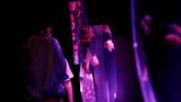 Seni tak melulu hanya melibatkan manusia. Di Art Aquarium 2018, 8.000 ikan menari secara elegan. Ribuan ikan itu seakan turut merayakan keindahan seni yang didukung dengan berbagai displai estetik. (REUTERS/Kim Kyung-Hoon)