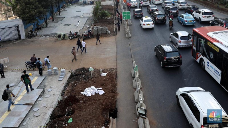 Pembenahan jalur pedestrian tersebut dipastikan rampung pada 31 Juli 2018 untuk rute Ratu Plaza ke Hotel Indonesia