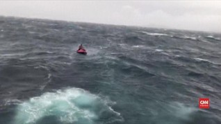 VIDEO: Aksi Penyelamatan Turis Rusia yang Terjebak Badai