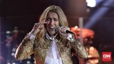 Tak seperti penyanyi wanita berumur lainnya yang berlomba-lomba tampak awet muda, Celine Dion justru tampil alami, termasuk santai dengan kerutan yang muncul sebagai tanda usianya. (CNN Indonesia/Adhi Wicaksono)