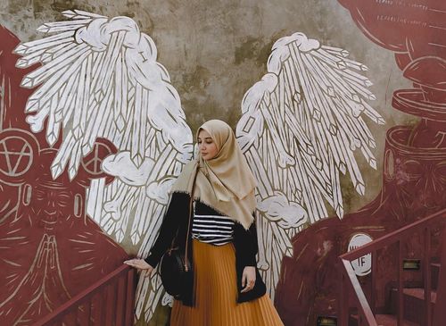 Gaya Hijab Syari untuk Traveling ala Zaskia Sungkar, Simpel tapi Cantik 2 Gaya Hijab Syari untuk Traveling ala Zaskia Sungkar, Simpel tapi Cantik 2