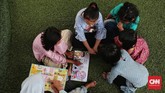 Namun saat ini, mendapat bantuan dari berbagai pihak, termasuk dari Pemerintah Kota Tangerang Selatan, Taman Baca Kolong memiliki taman bermain, saung dan berbagai peralatan penunjang kegiatan. CNN Indonesia/Andry Novelino
