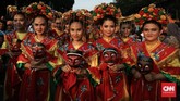 Kesenian tradisional Betawi, Tari Topeng, sebagai 'tuan rumah' ambil bagian dalam pawai. CNNIndonesia/Safir Makki
