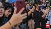 Meski baru dimulai pada pukul 20.00 WIB, penggemar sudah antre di depan SICC sejak Sabtu (7/7) siang. (CNN Indonesia/Adhi Wicaksono)