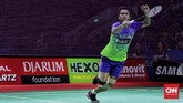 Tontowi Ahmad berusaha mengambil shuttlecock yang jatuh di dekat net. Tontowi bersama Liliyana Natsir bermain baik di babak final. (CNN Indonesia/Hesti Rika)