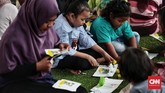 Taman Baca Kolong memiliki berbagai kegiatan. Pada hari Selasa, Kamis dan Sabtu, setiap pukul 16.00 - 17.30 WIB ada bimbingan belajar, sharing tugas dan mengaji. CNN Indonesia/Andry Novelino