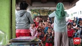 Berdasarkan keterangan Devina, salah satu pengelola TBM dari Komunitas Fisip Mengajar, awalnya TBM Kolong hanya sebatas pos Satuan Polisi Pamong Praja (Satpol PP) yang disulap menjadi perpustakaan mini. CNN Indonesia/Andry Novelino