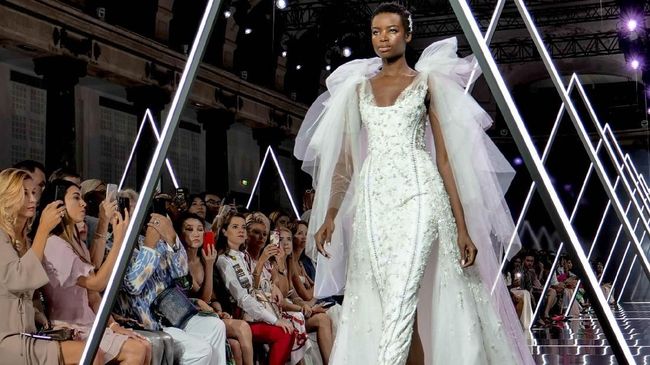 Koleksi Musim Gugur Ralph & Russo, Indah dan Berbahaya