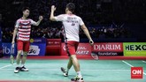 Kevin Sanjaya/Marcus Fernaldi Gideon akhirnya menyudahi laga dengan kemenangan 21-13, 21-16 atas Takuto Inoue/Yuki Kaneko. CNN Indonesia/Hesti Rika)