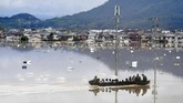 Masyarakat banyak yang masih terjebak di rumah mereka, mengingat kesulitan mengevakuasikan diri akibat air bah yang kadung menyerang. (Kyodo/via REUTERS).