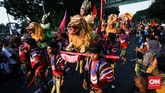 Pawai digelar di beberapa jalur utama di sekitar Monas, Jakarta Pusat. Sejumlah jalur ditutup untuk kelancaran pawai. (CNNIndonesia/Safir Makki)
