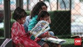 Belasan Anak belajar di kolong jembatan Ciputat, Tanggerang Selatan. Program bimbingan belajar ini awalnya di prakasai oleh komunitas OI tangsel dan Fisip UIN pada tahun 2016, dengan konsep Taman Bacaan Masyarakat (TBM). CNN Indonesia/Andry Novelino