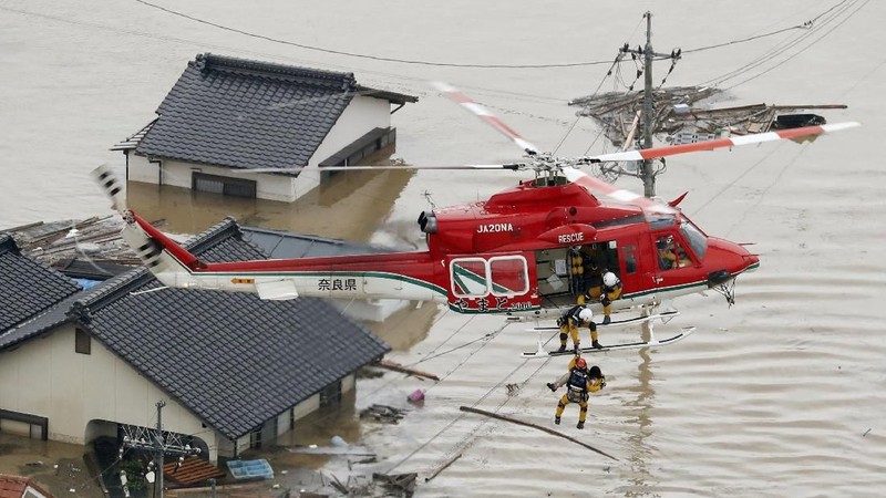 Penyiar National NHK mengatakan sedikitnya 62 orang tewas dan 44 hilang.
