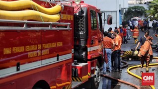 Lima Jam, Api Membakar Permukiman Padat Penduduk di Tomang