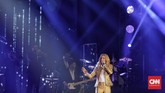 Celine Dion tak perlu basa-basi saat memulai konsernya. Ia langsung menyanyikan lagu 'The Power of Love' sebagai pembuka di Jakarta. (CNN Indonesia/Adhi Wicaksono)