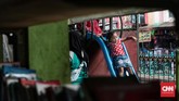 Anak-anak yang belajar bersama dengan komunitas TBM berasal dari anak pedagang kaki lima depan Pasar Ciputat dan masyarakat sekitar. Minggu, 8 Juni 2018. CNN Indonesia/Andry Novelino