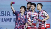 Kevin Sanjaya/Marcus Fernaldi Gideon menyempatkan diri berfoto bersama dengan Takuto Inoue/Yuki Kaneko di podium usai laga berakhir. (CNN Indonesia/Hesti Rika)