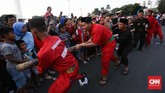 Pawai budaya Jakarnaval 2018 juga dimeriahkan aneka permainan tradisional. (CNNIndonesia/Safir Makki)