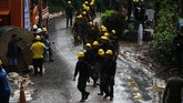 Upaya mengevakuasi para korban bergantung pada curah hujan dan banyaknya air di dalam gua. (REUTERS/Athit Perawongmetha)