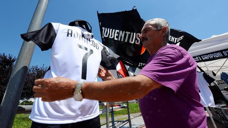 Cristiano Ronaldo dikabarkan segera pindah ke Italia, bergabung bersama Juventus.
