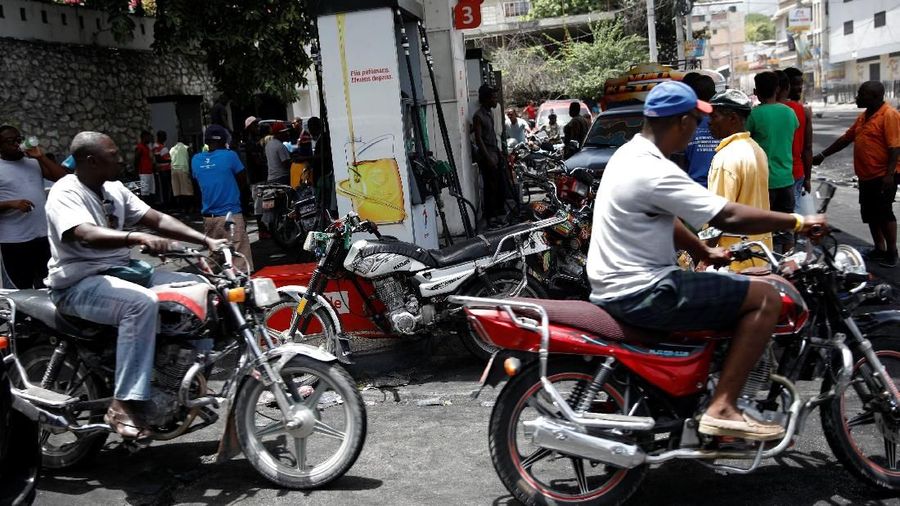 Protes kenaikan harga BBM membuat warga Haiti menjarah toko sampai bakar mobil