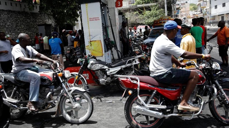 Protes kenaikan harga BBM membuat warga Haiti menjarah toko sampai bakar mobil