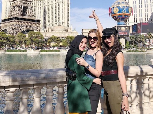 Berlibur Bareng Girls Squad ke Amrik, Ini Gaya Hijab Chacha Frederica Berlibur Bareng Girls Squad ke Amrik, Ini Gaya Hijab Chacha Frederica