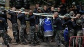 Selain upaya penyelaman untuk penyelamatan, tim juga berusaha mengurangi debit air di dalam gua dengan mesin pompa. (REUTERS/Athit Perawongmetha)