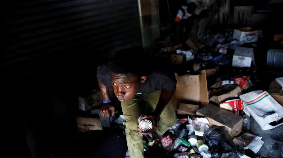 Protes kenaikan harga BBM membuat warga Haiti menjarah toko sampai bakar mobil