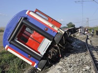 Kereta Api Tergelincir di Turki, 10 Orang Tewas