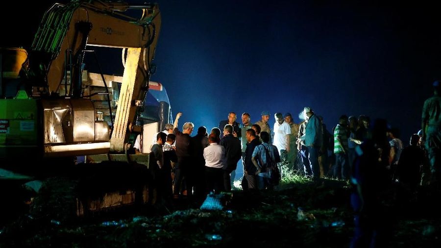 Rescue workers and paramedics work at the site of a train derailment near Corlu in Tekirdag province, Turkey, July 9, 2018. REUTERS/Osman Orsal