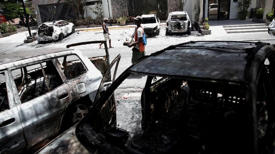 Protes kenaikan harga BBM membuat warga Haiti menjarah toko sampai bakar mobil