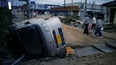 Selain itu, ada pula risiko longsor susulan di tebing terjal yang menyerap banyak air sepanjang akhir pekan. (REUTERS/Issei Kato)