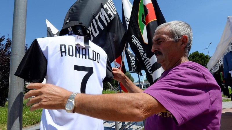 Cristiano Ronaldo dikabarkan segera pindah ke Italia, bergabung bersama Juventus.