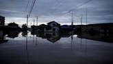 Jepang selalu memantau cuaca dan menerbitkan peringatan dini, tapi populasi padat membuat setiap lahan yang tersedia di pegunungan diisi oleh bangunan sehingga rawan bencana. (REUTERS/Issei Kato)