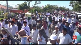 VIDEO: Aksi Lempar Batu dalam Demonstrasi di Panwaslu Sampang