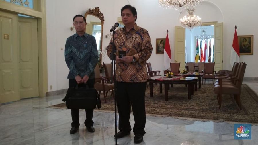 Presiden Joko Widodo dan sejumlah menteri menggelar rapat untuk membahas strategi RI dalam menghadapi perang dagang.