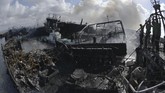 Sebagian besar kapal-kapal berlabuh yang terbakar api itu adalah yang bermuatan 70 gross ton (GT). Diperkirakan kerugian mencapai lebih dari Rp100 miliar. (ANTARA FOTO/Fikri Yusuf)