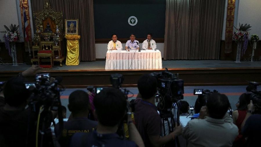 12 pesepakbola cilik dan 1 pelatih yang terjebak di gua, di Thailand, akhirnya berhasil diselamatkan oleh tim yang terdiri dari penyelam profesional.