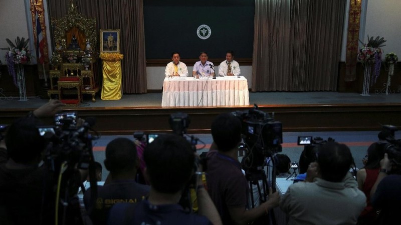 12 pesepakbola cilik dan 1 pelatih yang terjebak di gua, di Thailand, akhirnya berhasil diselamatkan oleh tim yang terdiri dari penyelam profesional.