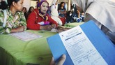 Guru memeriksa berkas murid baru saat daftar ulang PPDB di SMPN 1 Cimenyan, Kabupaten Bandung, Jawa Barat, Selasa (10/7). Sebanyak 70 persen murid baru diterima melalui sistem zonasi atau area domisili terdekat dengan sekolah sedangkan sisanya melalui nilai murni atau jalur SKTM. (ANTARA FOTO/Heru Salim)