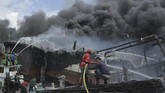 Sejak Senin dini hari hingga Selasa pagi kebakaran kapal-kapal di Pelabuhan Benoa masih terjadi. Diketahui hingga berita terakhir ditulis pada 13.42 WIB, upaya pemadaman dilakukan petugas namun belum seluruhnya membuahkan hasil. (ANTARA FOTO/Fikri Yusuf)