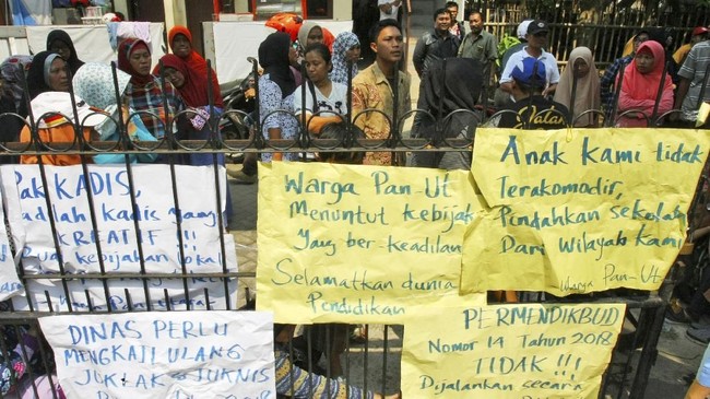 FOTO: Protes Orang Tua Menentang Sistem Zonasi Sekolah