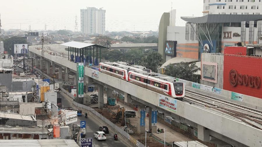 Menteri Perhubungan Budi Karya Sumadi menyebutkan progres pembangunan LRT Jakarta secara keseluruhan berikut sarana prasarana telah mencapai 92%.