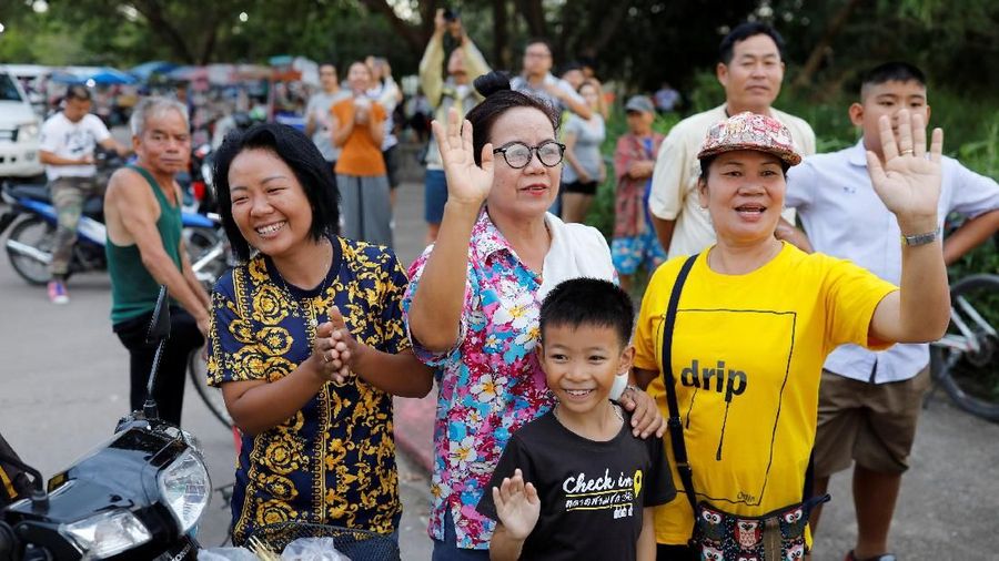 12 pesepakbola cilik dan 1 pelatih yang terjebak di gua, di Thailand, akhirnya berhasil diselamatkan oleh tim yang terdiri dari penyelam profesional.
