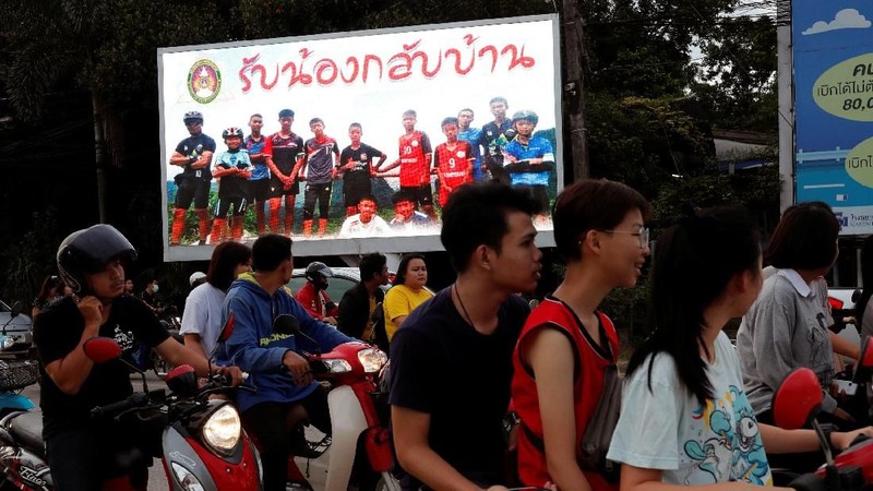 12 pesepakbola cilik dan 1 pelatih yang terjebak di gua, di Thailand, akhirnya berhasil diselamatkan oleh tim yang terdiri dari penyelam profesional.