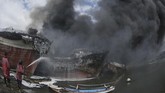 Kepala KSOP Kelas II Benoa, Dwi Yanto, menyatakan sebagian besar dari 40 kapal ikan yang terbakar di pelabuhan itu adalah kapal pasif yang sedang berlabuh. (ANTARA FOTO/Fikri Yusuf)